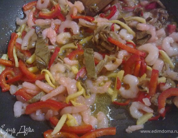 добавляем грибы и креветки, продолжая мешать, обжариваем еще минутку все 