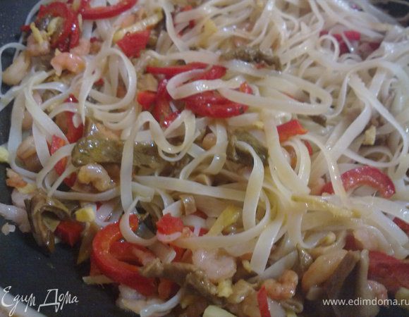 лапшу достаем, даем стечь воде полностью и добавляем в сковороду. готовим еще пару минут не забывая помешивать. помните лапша должна обязательно поджариться а не просто прогреться,если этого не происходит увеличьте температуру.