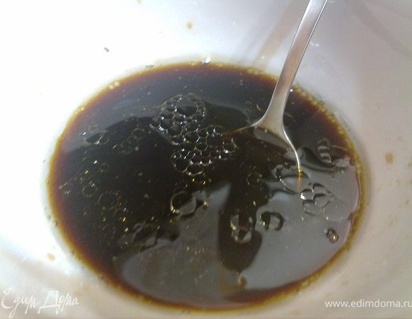 в отдельной мисочке смешиваем ингредиенты для соуса. пропорции и состав можно менять в зависимости от предпочтений. вливаем в сковороду. перемешиваем. готовим еще около минуты