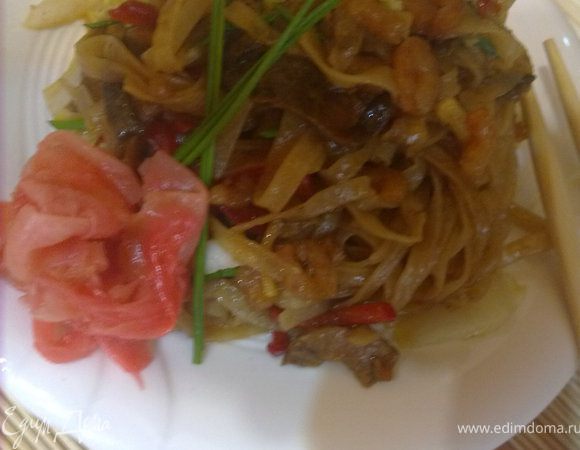 добавляем капусту и выключаем огонь. перед подачей добавляем крупно порезанный зеленый лук. помним, что капуста и лук не должны быть вареными, а наоборот хрустеть, поэтому готовить их долго нельзя)) можно еще посыпать обжаренными кунжутными семечками. Готово))) ПРИЯТНОГО АППЕТИТА!!!