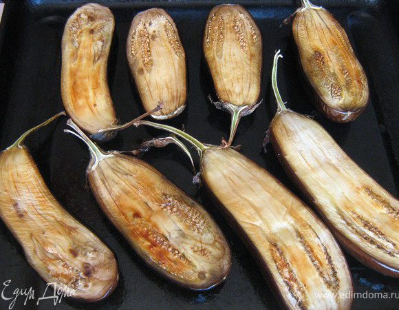 Баклажаны разрезать вдоль пополам,смазать раст.маслом Запечь в духовке, разогретой до 200ºС 10–12 мин. 