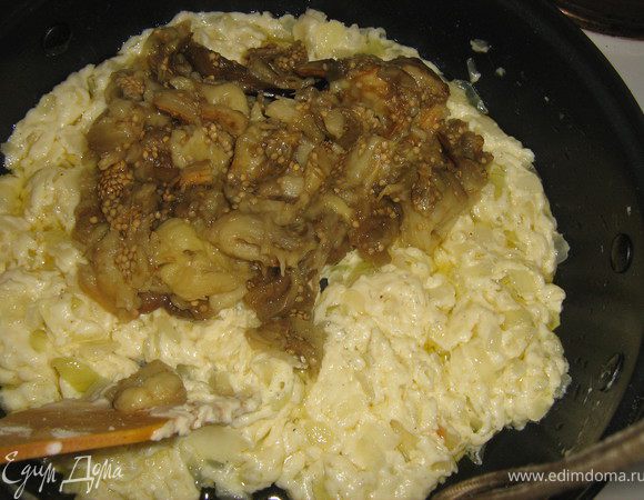 Пока баклажаны готовятся, лук очистить, измельчить. Сливочное с добавлением растительного масла растопить в сотейнике и обжарить в нем лук (4-5 мин.). Добавить муку и обжаривать, помешивая, еще 3 мин. Влить в сотейник сливки(молоко) и готовить, продолжая помешивать, 10 мин. Баклажаны вынуть из духовки, выскоблить аккуратно из половинок мякоть, оставив на дне слой толщиной 0,5 см. Мякоть баклажанов смешать с молочной смесью. Отделить желтки от белков,желтки и белки взбить по отдельности. Добавить в молочную смесь желтки. Посолить, поперчить, затем ввести взбитые белки.