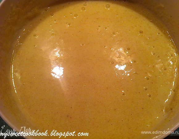 Смешать манную крупу, кефир, сахар, чуть взбитые яйца. 

Оставить на 40 минут. (Через 30 минут можно включать духовку разогреваться до 180 С). 
Пока тесто отдыхает мы займемся приготовлением формы для выпечки. Если у Вас есть 2 одинаковые небольшие формы-это хорошо: не нужно ждать пока испечется один кекс, потом второй...А если маленьких форм нет, их можно сделать самому :)