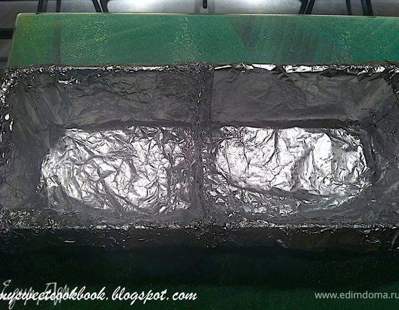 Например форму застелить фольгой и посредине сделать перегородку. Тогда тесто разных цветов не перемешается и приготовится одновременно;)
По истечении 40 минут добавить топленый маргарин,  просеять муку смешанную с разрыхлителем, добавить миндальное масло для выпечки. Все перемешать (у меня это отлично получается при помощи миксера с венчиками).