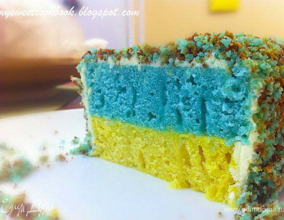 Например вот такой торт:
Смазывать его нужно масляным кремом (100 гр сливочного масла взбить с 50 гр сгущеного молока). Обмазать тем же кремом (или обвернуть мастикой- но у меня ее не было). А сверху посыпать смолотыми в крошку срезанными стенками от кекса (смолола в блендере). 