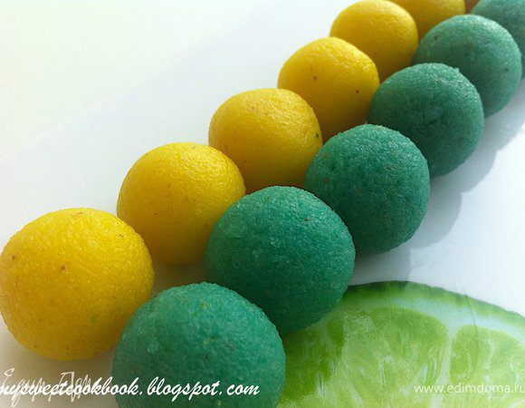 Скатать шарики размером чуть меньше грецкого ореха. Поставить на 20 минут в холодильник.