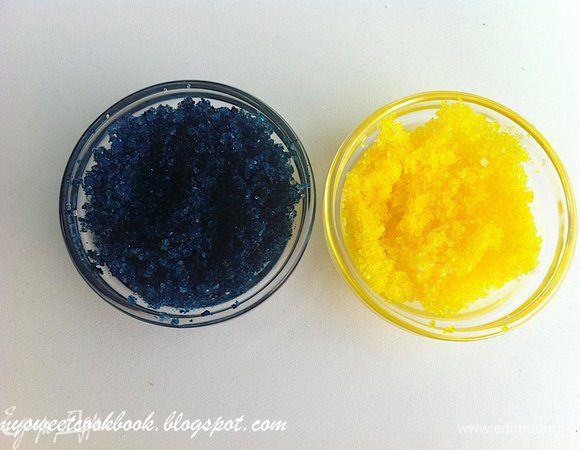 Можно подавать в таком виде, а можно украсить цветным сахаром