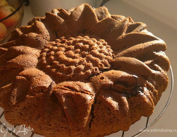 Манку замочить в кефире минут на 30 ( у меня лежала дольше, пока я ходила по магазину)). Я забыла растопить масло, у меня оно было очень мягким. И я начала процесс со взбивания масла с сахаром, затем добавила яйца, и оставшиеся сухие ингредиенты, кроме шоколада. Его я поломала на маленькие кусочки добавила в готовое тесто и перемешала ложкой. Помыла купленную силиконовую форму, смазала её маслом налила тесто. И поставила печься. Пекла минут 40 в аэрогриле. НатаЛи пишет, что 40 много. Вообщем ориентируемся на свою технику. Выпекаем на 180-200гр. минут 30-40, проверяем сухой палочкой.  