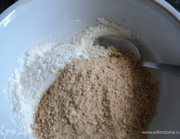 Смешать муку, добавить размолотый миндаль, сахар, ванильный сахар, размягченный до комнатной температуры маргарин. 