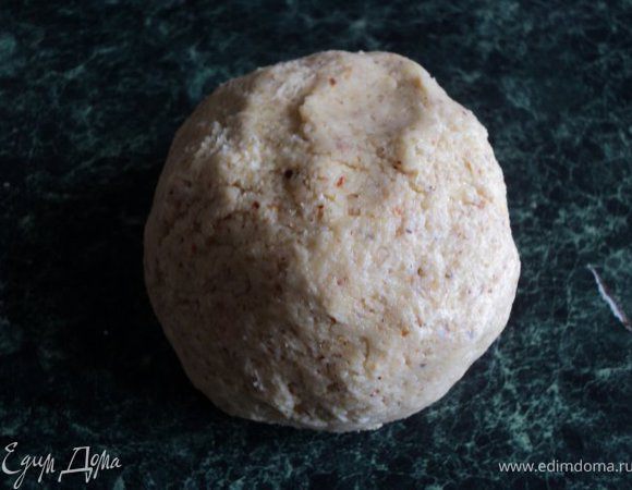 Быстро замесить тесто, обернуть в пищевую пленку, положить в холодильник на 20мин.