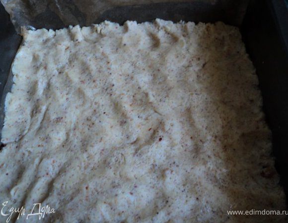 Развести в горячей воде в соответствии с инструкцией желе, только воды брать в половину меньше. Оставить остывать.
Металлическую форму для выпечки ( 20х20см ) смазать маслом, застелить бумагой для выпечки. Тесто слегка раскатать, выложить в форму и равномерно распределить. Выпекать в духовке при температуре200гр 15мин. Остудить не вынимая из формы.