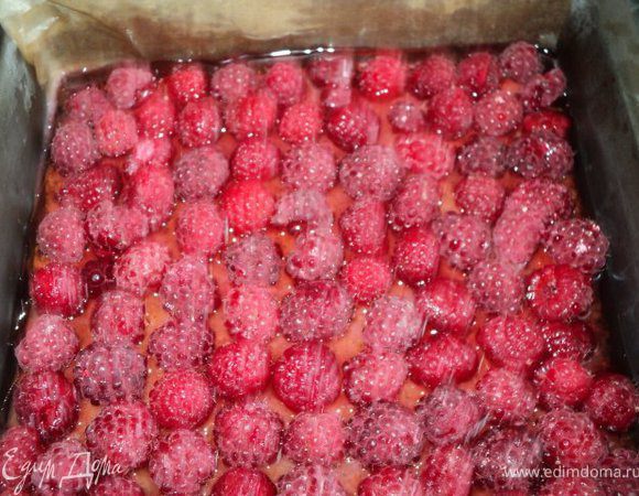 Малину равномерно уложить на остывший корж, залить в два приема желе, поставить в морозилку на 10 мин застывать.