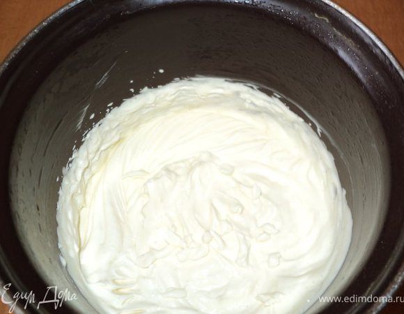 Оставшийся желатин залить 40 гр. воды, дать набухнуть и распустить на водяной бане.
Сливки взбить с 2 ст.ложками сахара, ванильным сахаром, распущенным желатином.
