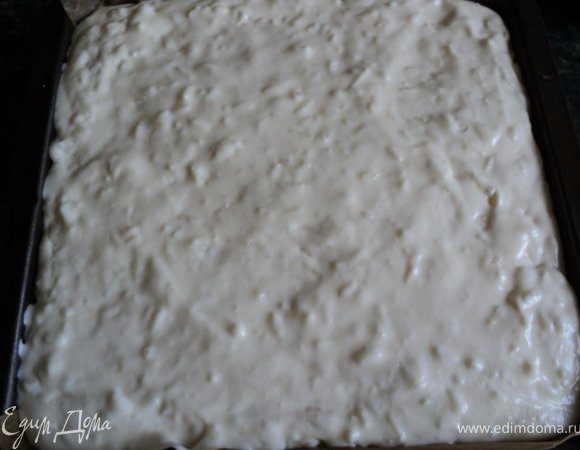 Осторожно смешать остывшую рисовую кашу со взбитыми сливками.
Сливочно-рисовый крем равномерно выложить на ягоды, поставить в холодильник на 2 часа застывать.