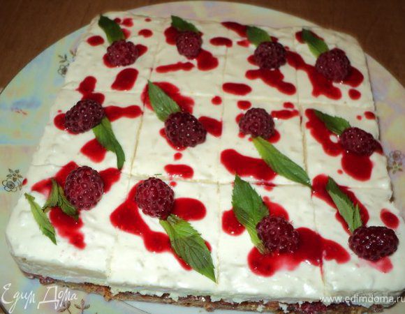 Для украшения немного малины размять, протереть через сито, добавить сахарную пудру, прокипятить 3-5мин, остудить. Выложить джем в целлофановый пакетик, отрезать уголок и украсить пирог. Разрезать пирог на кусочки, украсить свежей малиной и листиками мяты или мелисы.