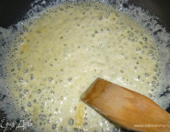 Шпинат разморозить. На сковороде разогреть сливочное масло, добавить муку. Жарить до получения золотистого цвета.