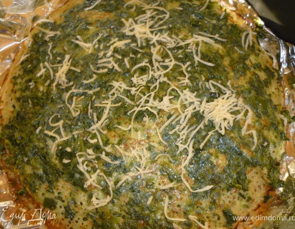 Посыпая немного сыром.