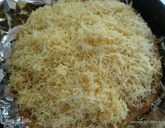 Сверху обильно посыпать сыром. 