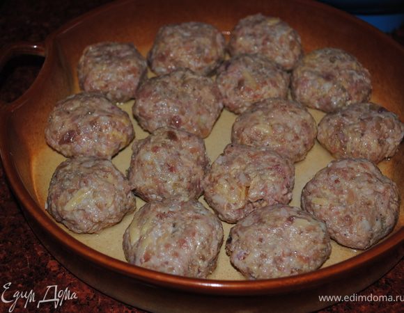 форму смазываем оливковым маслом и выкладываем на нее маленькие котлетки.