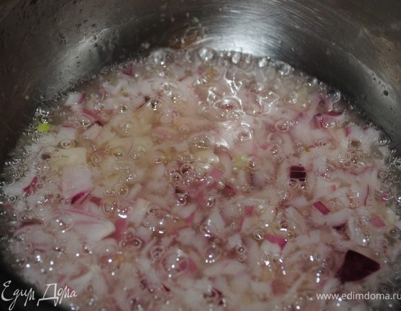 В кастрюле розогреваем масло и пасируем лук с чесноком