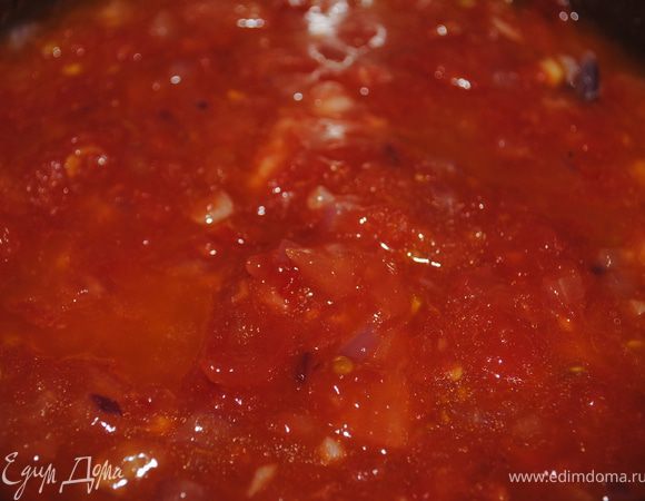 добавляем томаты и специи и тушим 20 минут.