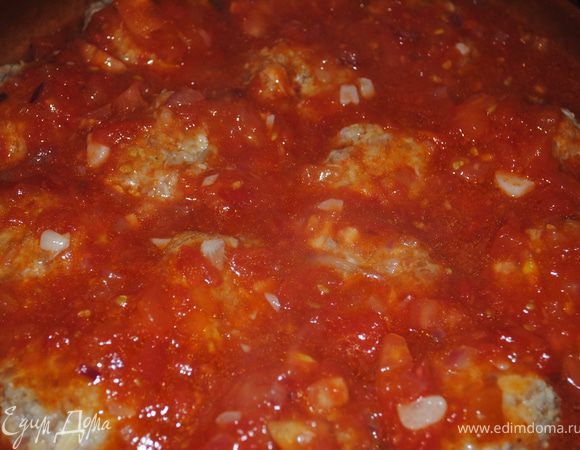 когда соус готов, поливаем им наши котлетки и ставим в духовку на 35 мину