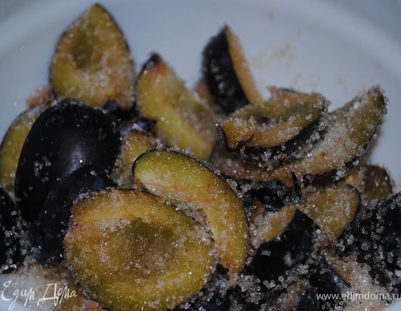 нарезать сливы и засыпать сахаром и ванилькой.