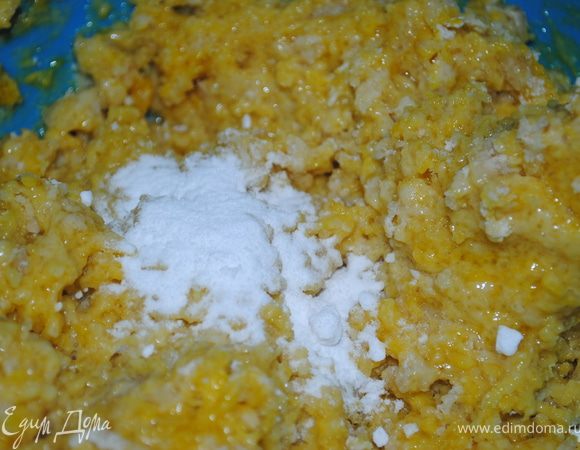 а в оставшуюся массу влить молоко, яйца , добавить соду. и хорошенько вымешать, тесто должно быть как сметана густая.