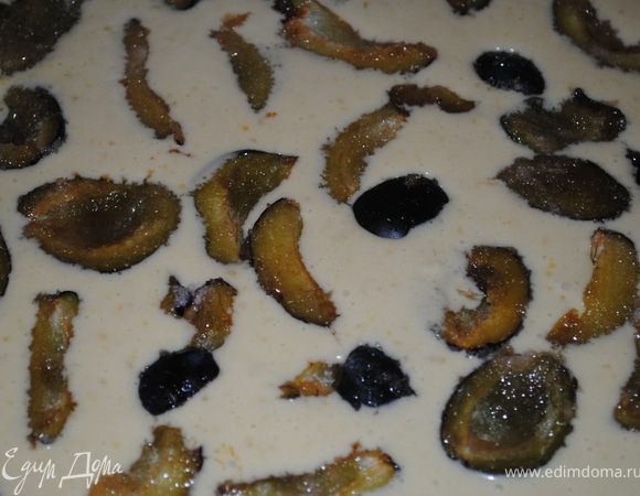 в форму смазаную маслом выливаем тесто а сверху кладем сливы.