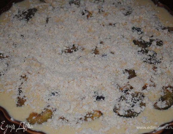 присыпаем все той крошкой которую мы откладывали, все пирог готов, пора ставить в духовку. Выпекаем минут 30 - 35