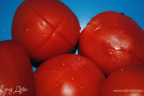 На помидорах сделать надрезы, ошпарить кипятком, через две минуты опустить в холодную воду и снять кожуру, измельчить.