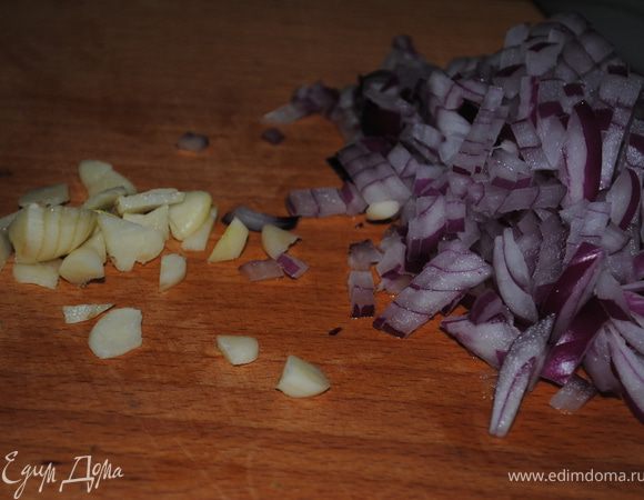 нарезать лук и чеснок