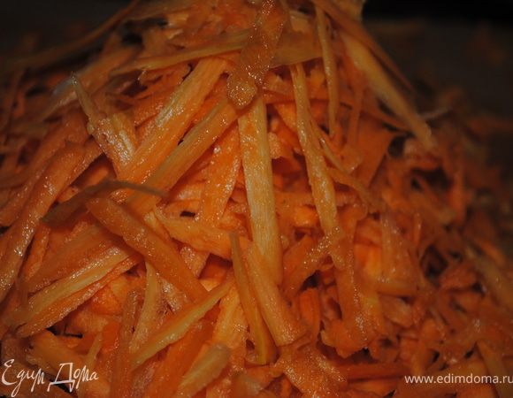 натереть морковь.