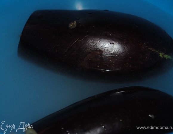 а сами баклажаны уже без серединки замочить в соленой воде на 30 минут.