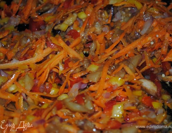 добавить перец морковь и помидоры и хорошо все протушить 15 минут.