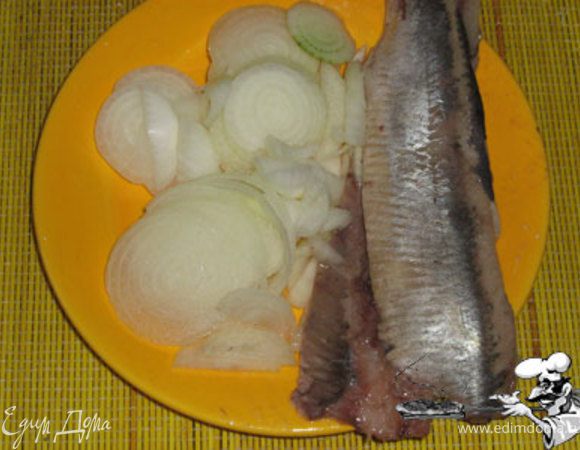 "Борменталь! Дайте ему селедки!"(с)

Как известно Селедка есть архивашнейший элемент питания не только Шарикова, но и любого русского человека. Посему готовим умопомрачительное (а в то же время дешевое и быстрое) Селедочное почти Хе.
Возьмем сельдь слабой соли и лук. Как разделывать селедку на филе, я думаю знает каждый. Кто не знает- идет в библиотеку и читает в умных книжках.
