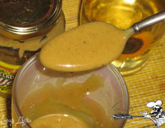 Во- первых размешиваем горчицу, соль и сахар до однородной массы. Понемногу вливаем растительное масло и непрерывно мешаем до консистенции йогурта.