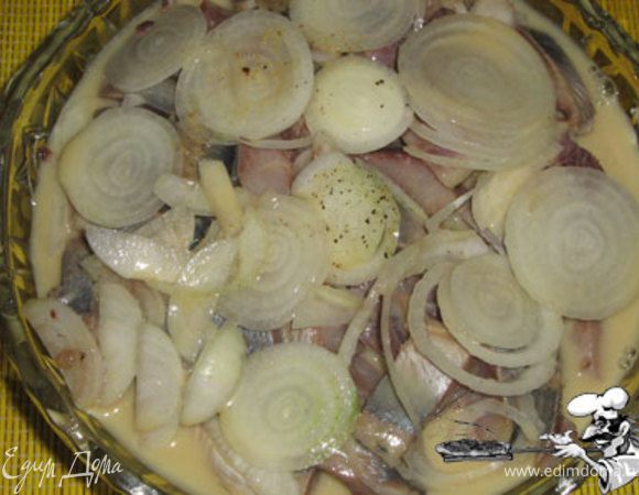 Затем соединяем воду и уксус 9% и вливаем туда же. Мешаем. Заливаем наши слои.
