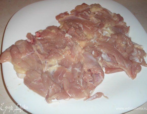 Окорочка отделить от костей (кожу оставляем), немного отбить, солим, перчим.