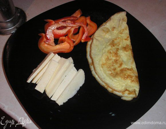 Жарим омлет - 1 яйцо смешиваем с 1 ст.ложкой майонеза, 1 ч л муки, соль, перец. Нарезаем  болгарский перец, сыр долгими брусочками. Желатин разводим в кипятке.