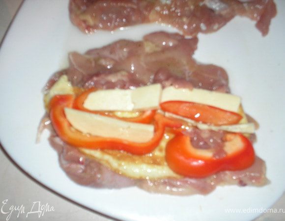 Куриное мясо немного смачиваем желатином, сверху кладем половину омлета, сново смачиваем желатином, кусочки перца и сыра.