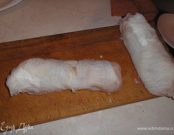 Рулет туго скручиваем и обматываем марлей, крепко перетягиваем ниткой.