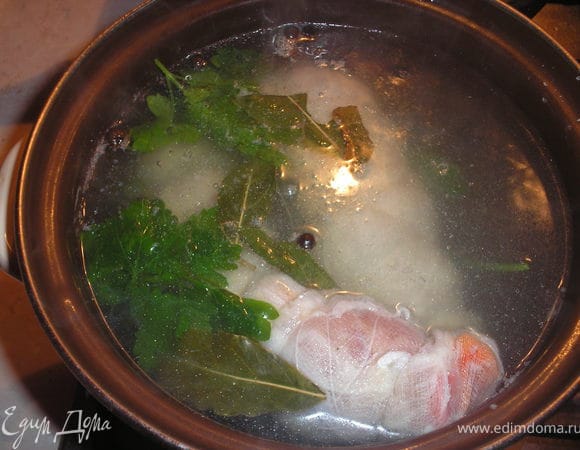 В кипяток кладем душистый перец, лавровый лист, петрушку,соль, чеснок и наши рулеты, варим на среднем огне 40 минут(кстати получается неплохой бульйон, можна применить например к ризотто).