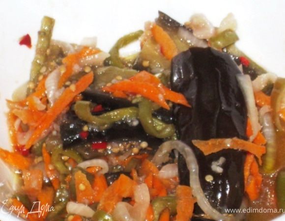 Отварить баклажаны в соленой воде. Остудить, нарезать на 6-8 частей. Лук нарезать полукольцами, перец - соломкой, морковь - натереть на терке. Чили и чеснок измельчить. Овощи посолить и перемешать. Добавить баклажаны, раст. масло, сахар, уксус. Еще раз перемешать и оставит на сутки мариноваться, периодически аккуратно перемешивать. Затем разложить по баночкам и в холодильник. Приятного аппетита!