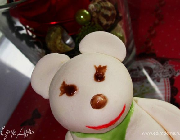 http://www.edimdoma.ru/recipes/25993
Все по-шаговые фото у Оксаны.
Формировала Мишку по-памяти с МК Оксаны, который до этого прочитала.
Склеивала части с помощью небольшого кол-ва воды. 
Разукрасила сахарным цветным гелем(готовым).
Вот такой медвежонок у меня получился. Дочке очень понравился. Сначала он был похож на мышку, по потом мы укоротили ему ушки и медведь проснулся...:)))