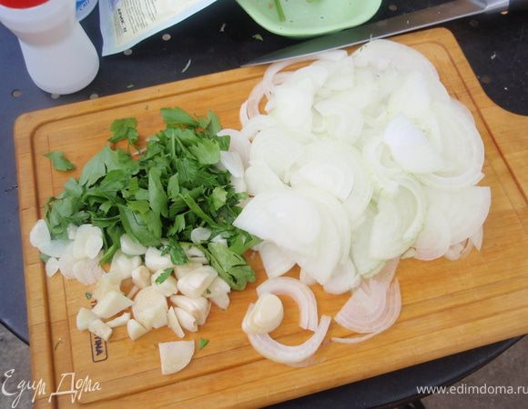Лук нарезать полукольцами, чеснок мелко нарубить и нашинковать зелень