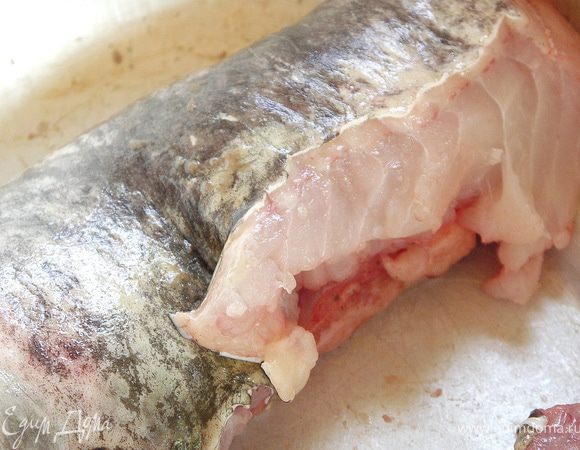 Возьмём филе сома.Лучше животик,там вообще нет костей.