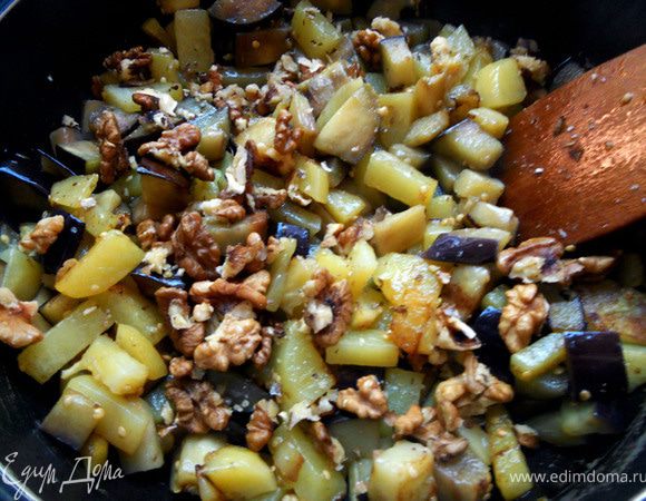 Добавить грецкие орехи (можно немного измельчить).