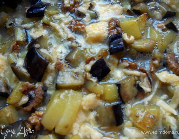 Яйца слегка взбить с солью и 1/3 частью тертого сыра. Залить яичной смесью овощи, готовить несколько минут. 