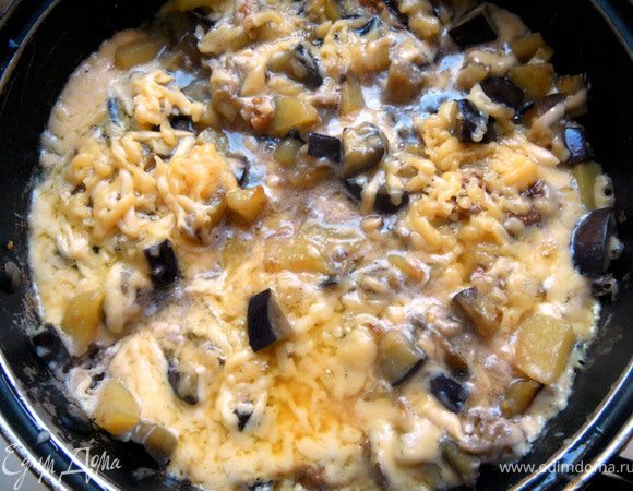 Когда фриттата немного схватиться,  на ней можно обозначить лопаткой сегменты - так равномернее будет готовится. Присыпать оставшимся сыром и довести фриттату до готовности, можно под крышкой, минут 7-10. Присыпать петрушкой и подавать! 